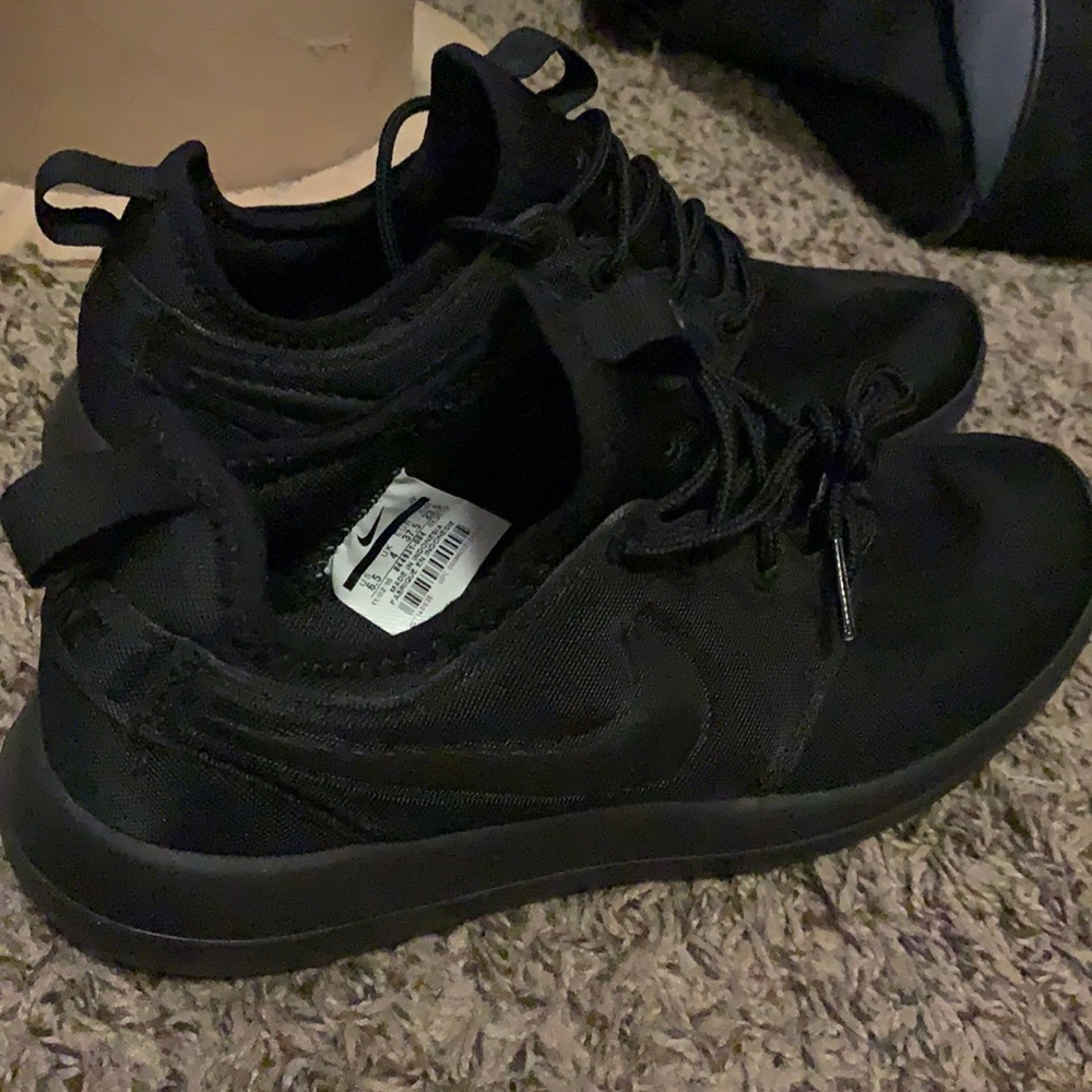 Nike women’s tennis shoes